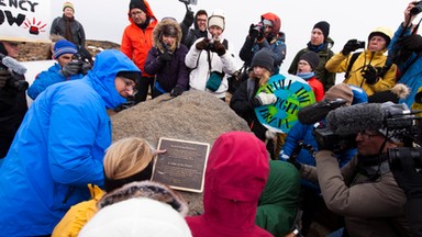 Islandczycy pożegnali lodowiec Okjokull. "To wielki symboliczny moment"