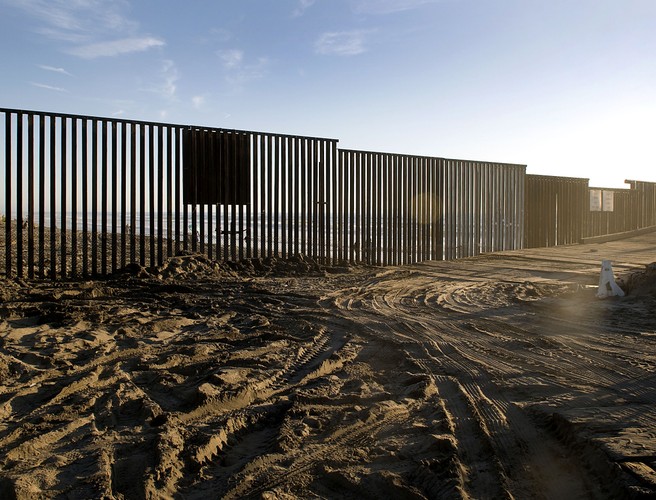 W wyniku powstania bariery znacząco zwiększyła się liczba ludzi przekraczających granicę przez Pustynię Sonora i góry Baboquivari. Oznacza to 80 km wędrówki przez niegościnne bezludzie.