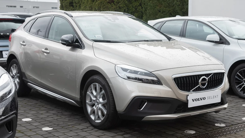 Volvo V40 CC T3 Drive-E Summum, 2017 r., przebieg 17 300 km. Nieduży, ale doskonale wyposażony egzemplarz z doładowanym benzyniakiem 1.5 (152 KM). Jasne wnętrze, nawigacja satelitarna, system audio. Nabywca może skorzystać z jeszcze kilku miesięcy fabrycznej gwarancji. CENA 119 900 zł