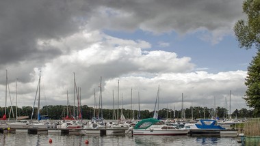 trudna sytuacja pogodowa na mazurach. wiatr przewraca łódki