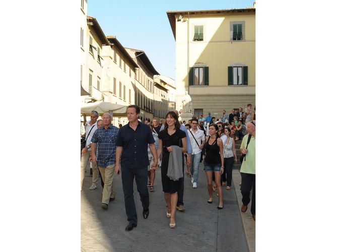 Premier David Cameron wraz z żoną Samantą na spacerze w Arezzo