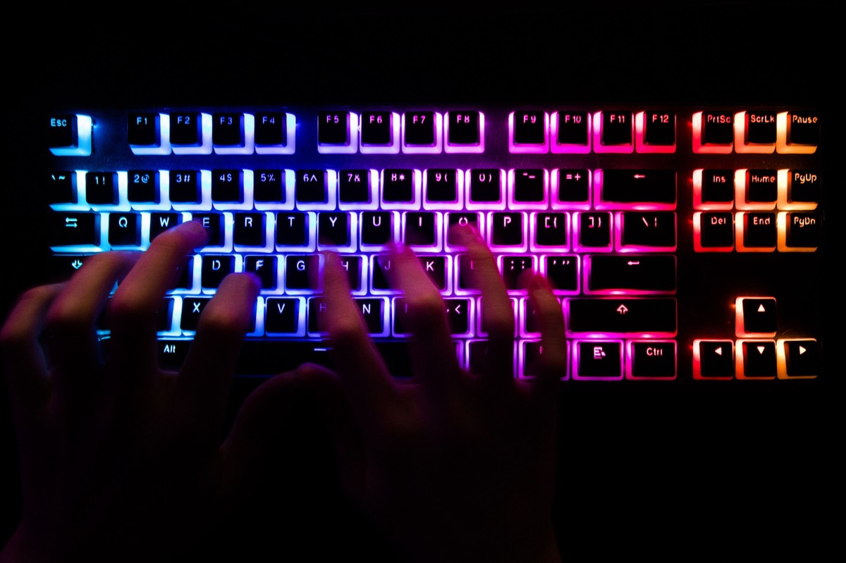 W jaki sposób toksyczne systemy przekonań żerują na umysłach, dając im poczucie sensu życia? [RECENZJA]