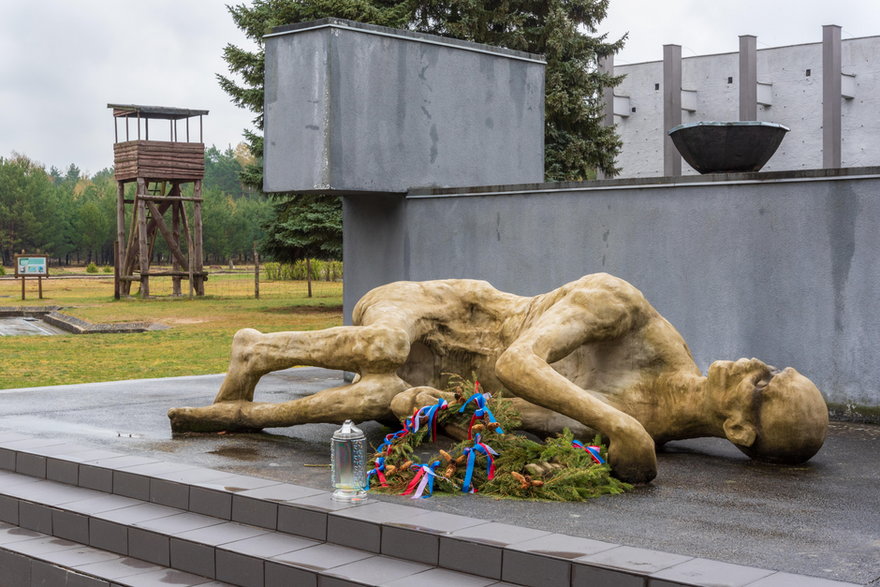 Pomnik ofiar Stalagu Luft III, Muzeum Obozów Jenieckich w Żaganiu