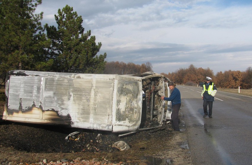 Kombi izgoreo, mladići spseni sigurne smrti