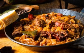 bigos-domowy-z-prl-gesty-kwasny-i-zawsze-gotowany-bez-pospiechu