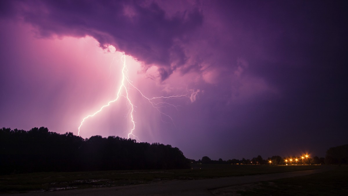 W ciągu najbliższych godzin nad prawie całym krajem mogą przechodzić burze z gradem – poinformowało Rządowe Centrum Bezpieczeństwa. Instytut Meteorologii i Gospodarki Wodnej wydał ostrzeżenia dla 13 z 16 województw.