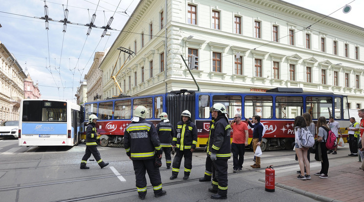 Busz ütközött villamossal Szegeden, a balesetben öten megsérültek /Fotó: MTI-Kelemen Zoltán Gergely