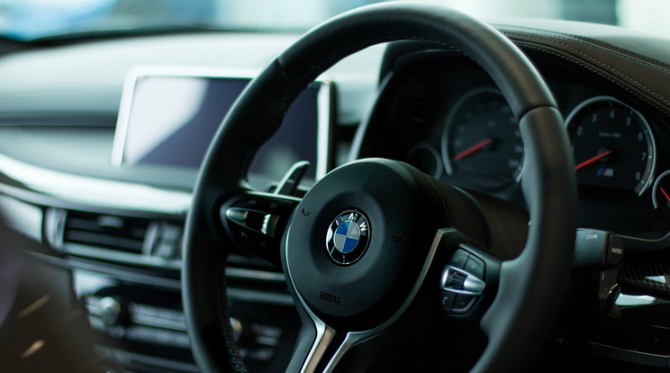 Az oszlop és a fal fogta meg a BMW-t / Illusztráció: Pixabay
