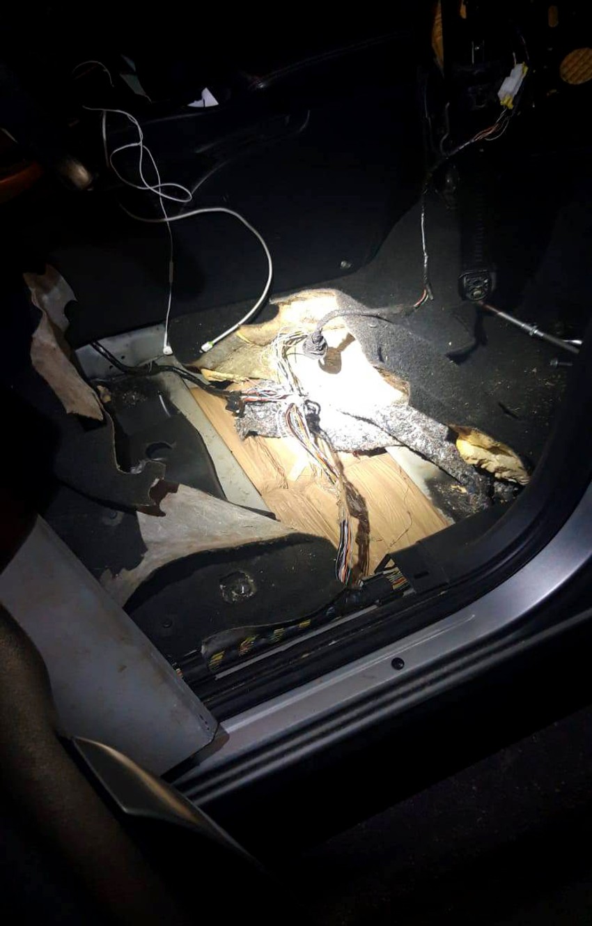 Bunker ispod sedišta u kome je bila skrivena marihuana