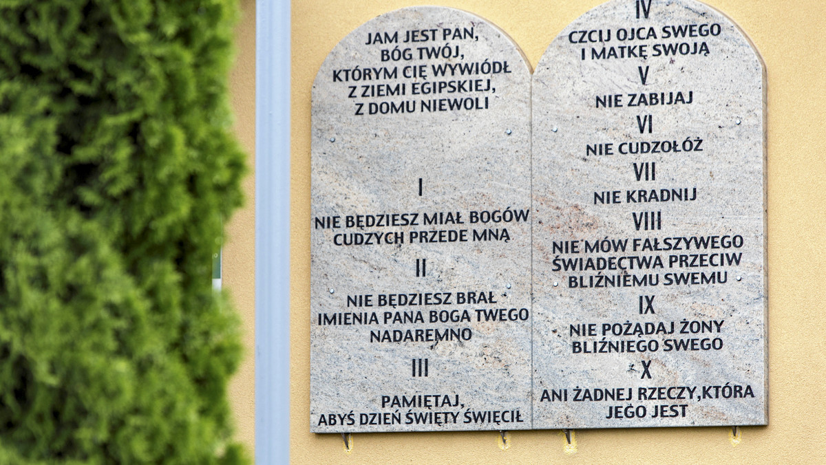 Tuszów Narodowy: Dekalog na ścianie szkoły. Wójt pyta o narodowość i pochodzenie założycieli fundacji