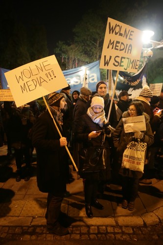 Przed Sejmem przeciwko ograniczeniu praw dziennikarzy do relacjonowania obrad parlamentu protestuje Komitet Obrony Demokracji