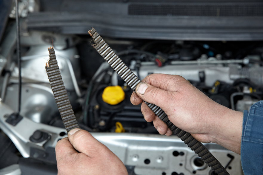 Zerwanie paska rozrządu zazwyczaj oznacza konieczność przeprowadzenie generalnego remontu silnika. 