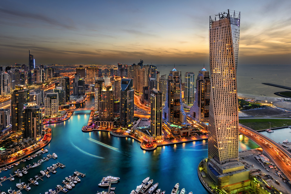 Dubai Marina dzisiaj — dzielnica Dubaju pełna wieżowców 