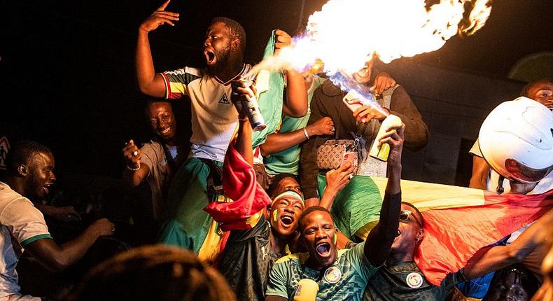Des supporters en liesse après la victoire du Sénégal en finale de la Coupe d'Afrique des Nations Cameroun 2021.