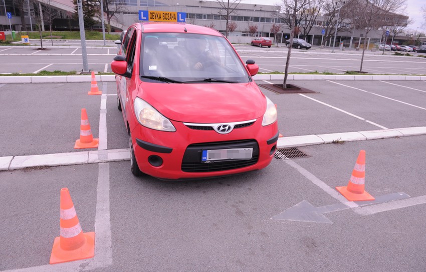 Svi instruktori su 2013. godine dobili licence za rad samo na osnovu toga što su se u tom trenutku bavili tim poslom