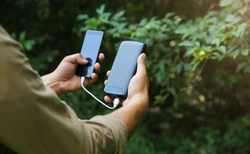 Powerbank wybuchł mu w dłoniach. Nastolatek stracił palce