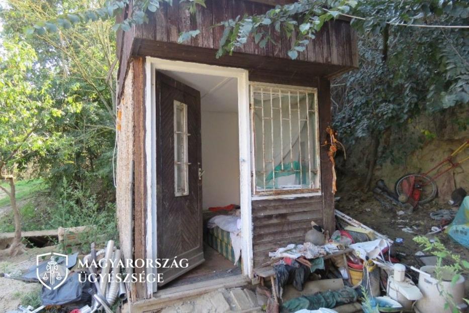 Ebben a fűtetlen, fürdő nélküli kis helyiségben élt másfél évig az idős asszony/ Fotó: Somogy Megyei Főügyészség 