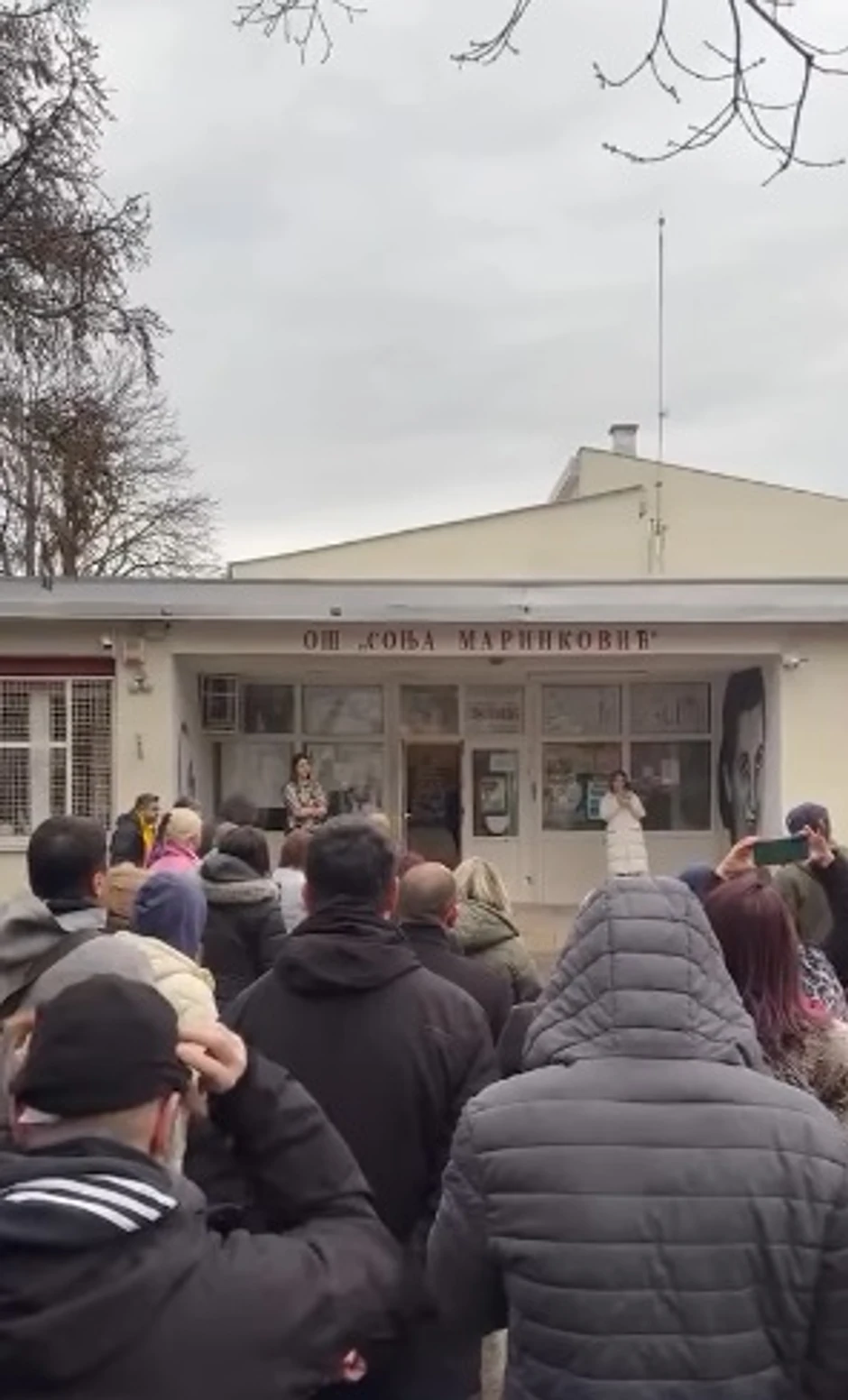 Okupljanje ispred OŠ Sonja Marinković