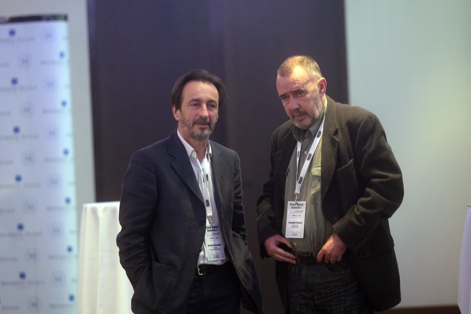 Pre dolaska u Blic Veselin Simonović je radio u Vremenu sa još jednom legendom srpskog novinarstva - Dragoljubom Žarkovićem