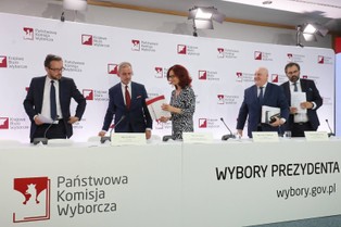 704 tys. 111 osób mogło zagłosować korespondencyjnie. Koperty zwrotne wysłało 614 tys. 631 Polaków