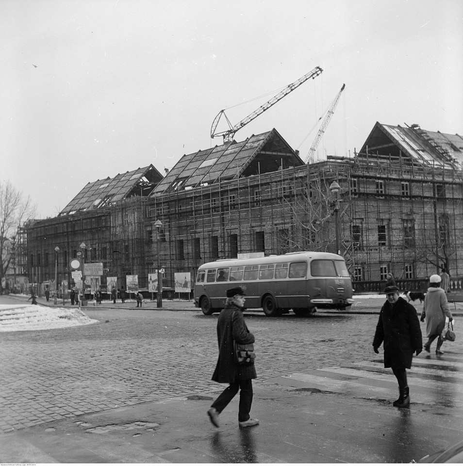 Budowa konstrukcji dachu podczas odbudowy Zamku Królewskiego w Warszawie. Zamek z częściowo ukończoną konstrukcją dachu. Widoczne rusztowania i dźwigi (1973 r.)