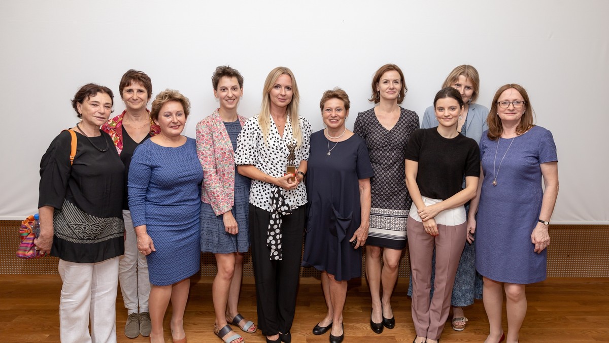 28 czerwca, w Muzeum Historii Żydów Polskich POLIN, nagrodzono osoby zasłużone w działalności na rzecz pomocy dzieciom. Laureatką Nagrody im. Aliny Margolis-Edelman została Katarzyna Konewecka-Hołój, założycielka i szefowa Stowarzyszenia Piękne Anioły, które w ciągu 5 lat wyremontowało i wyposażyło ponad 200 pokoi dla dzieci znajdujących się w trudnej sytuacji życiowej i finansowej, a także około 15 sal w dziecięcych szpitalach czy hospicjach. Kapituła Nagrody wyróżniła ponadto dwóch finalistów: Tisę Żawrocką-Kwiatkowską, prezeskę Fundacji Gajusz i interwencyjnego ośrodka preadopcyjnego Tuli Luli oraz Adriana Drdzenia ze Stowarzyszenia "Moc Wsparcia".