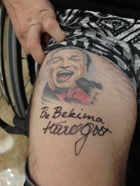 Karel Gott sa Bekimu podpísal priamo na stehno.