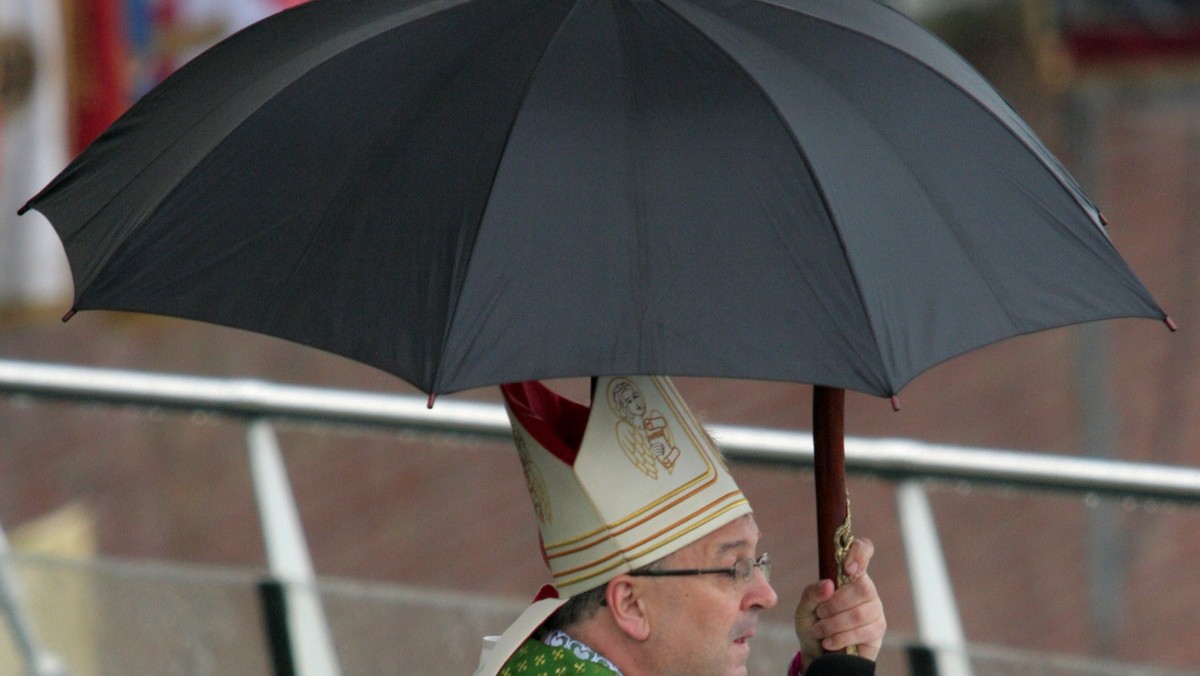 - Opublikuję wszystkie dokumenty SB dotyczące mojej osoby. Ale najpierw niech użyją sobie prowokatorzy - przytacza słowa abpa Józefa Życińskiego portal gazeta.pl.