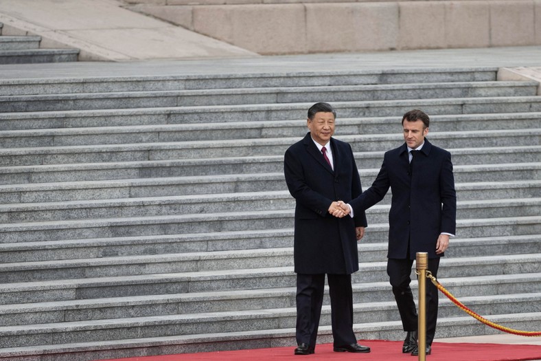 Xi Jinping i prezydent Francji Emmanuel Macron podczas oficjalnej ceremonii powitalnej w Pekinie, 6 kwietnia 2023 r.