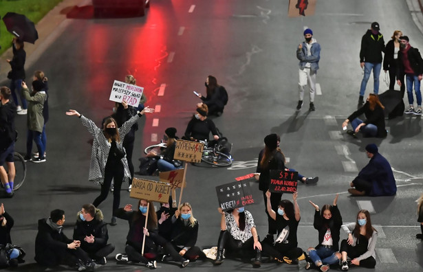 Uczestnicy protestu przeciwko wyrokowi Trybunału Konstytucyjnego, zaostrzającemu prawo aborcyjne, blokują ulice Wrocławia