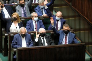 Pompowanie demokratury przez Kaczyńskiego [OPINIA]