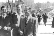 Marek Edelman i Antek Cukierman na ruinach warszawskiego getta. Przyjechali do Warszawy na obchody III rocznicy wybuchu powstania, 19 kwietnia 1946 r.
