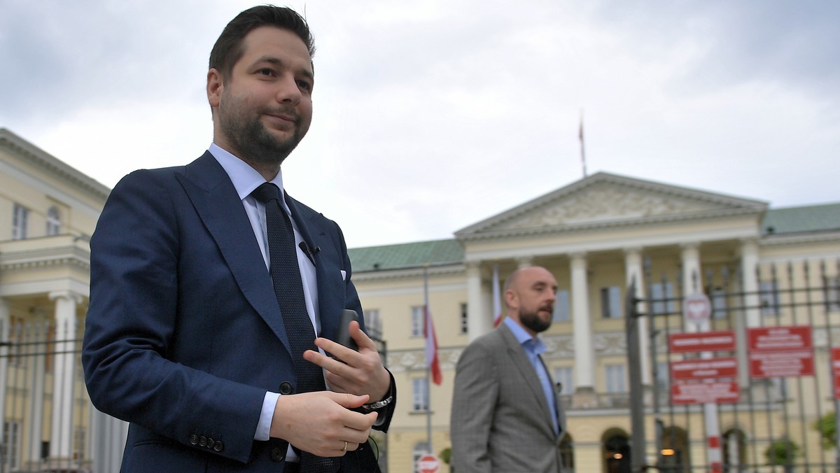 - To skandal, że stolica nie ma polityki dotyczącej gospodarki odpadami - powiedział dzisiaj na konferencji prasowej Patryk Jaki. Kandydat Zjednoczonej Prawicy na prezydenta stolicy zapowiedział m.in. demonopolizację rynku śmieciowego oraz budowę nowoczesnej miejskiej biogazowni i sortowni śmieci.