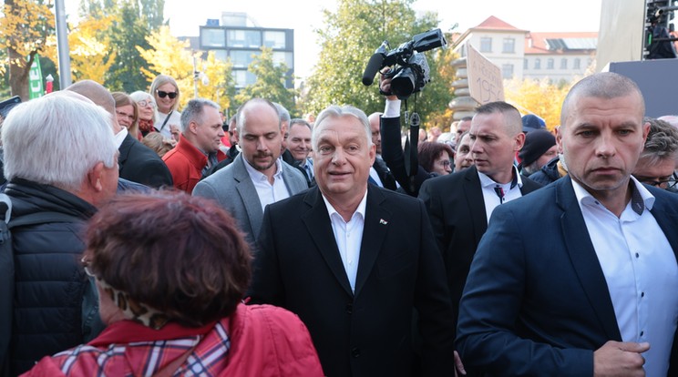 Orbán beszéde után a Millenárison / Fotó: Czerkl Gábor