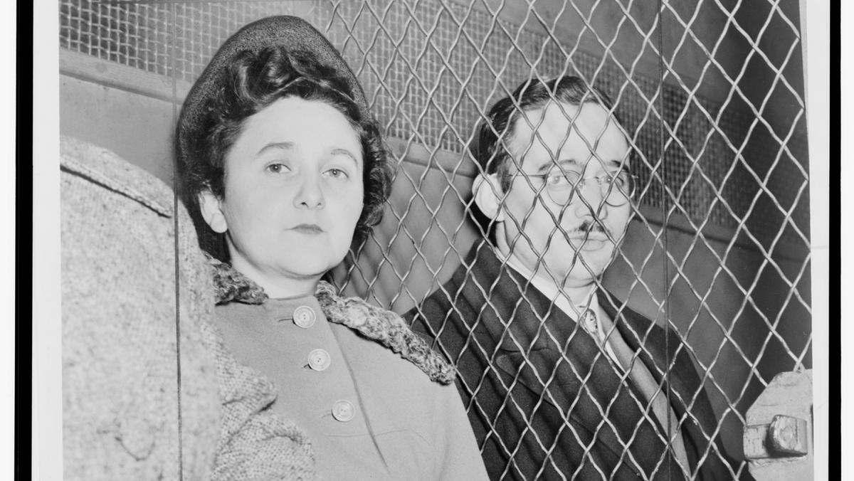 Ethel i Julius Rosenbergowie w drodze do więzienia Sing Sing po ogłoszeniu wyroku sądu, 1951 r.