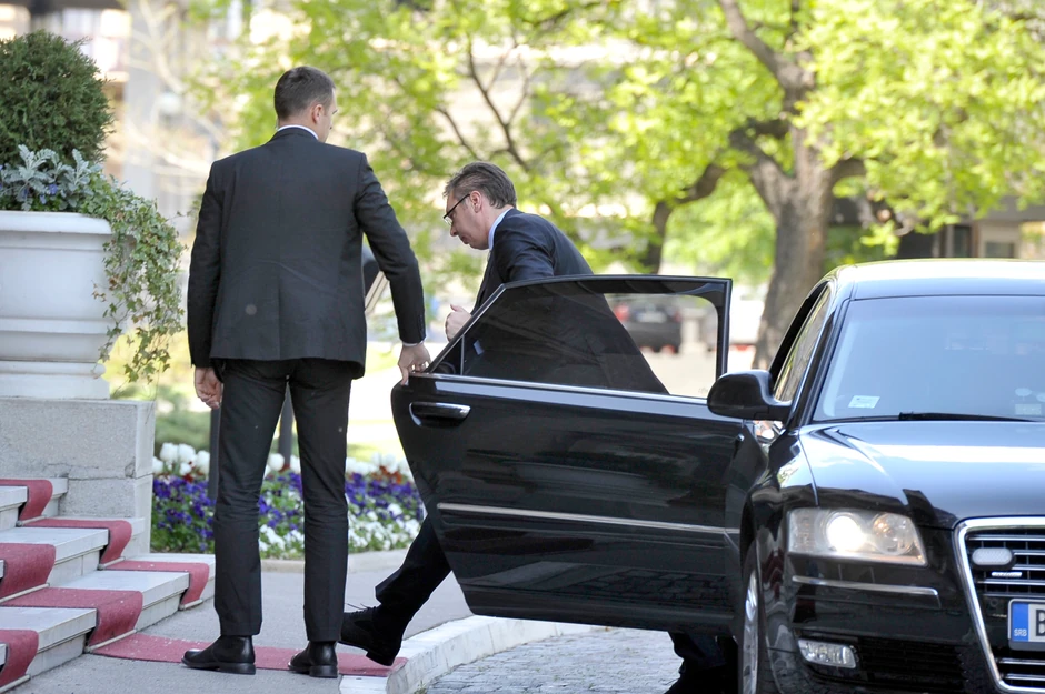 Obezbeđenje predsednika je brzo reagovalo i pozvalo policiju koja je privela trojicu iz „bentlija“