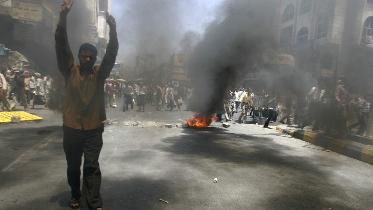 Zwolennicy prezydenta Jemenu zabili dzisiaj w Bajdzie trzy osoby protestujące przeciw jego władzy - podali świadkowie i opozycja, która apeluje do świata o interwencję. Od środy w Jemenie zginęło 19 manifestantów przeciwnych władzy Alego Abd Allaha Salaha.