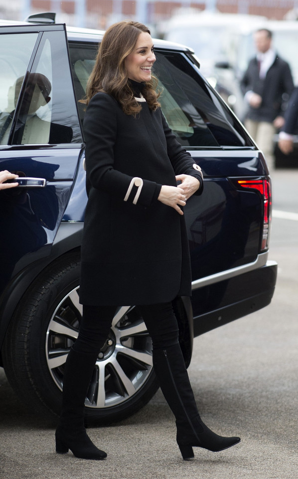 Księżna Kate Middleton i książę William w fabryce samochodów