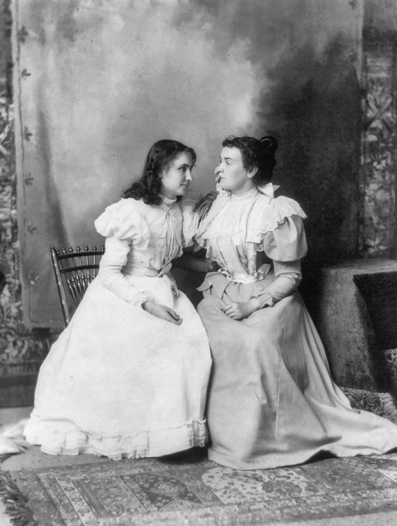 Helen Keller ze swoją oddaną nauczycielką Anne Sullivan.