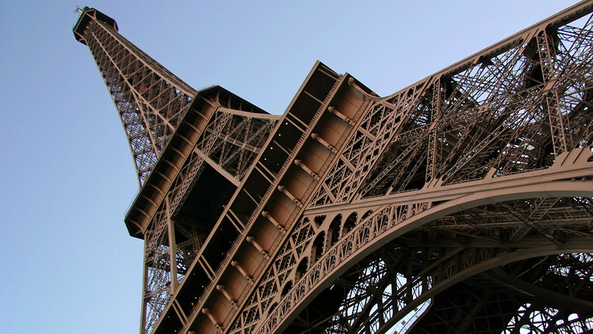 Wieża Eiffla w Paryżu została w piątek wieczorem ponownie otwarta dla zwiedzających po trwającym kilka godzin strajku pracowników odpowiedzialnych za bezpieczeństwo - podała Spółka Eksploatacji Wieży Eiffla (SETE), przez którą słynny budynek jest użytkowany.