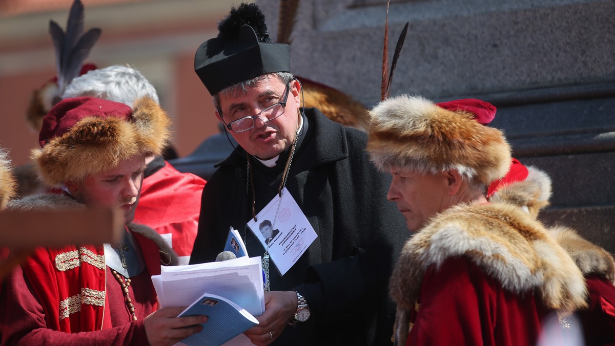 WARSZAWA RYCERSTWO CHRYSTUSA KRÓLA MANIFESTACJA (uczestnicy manifestacji)