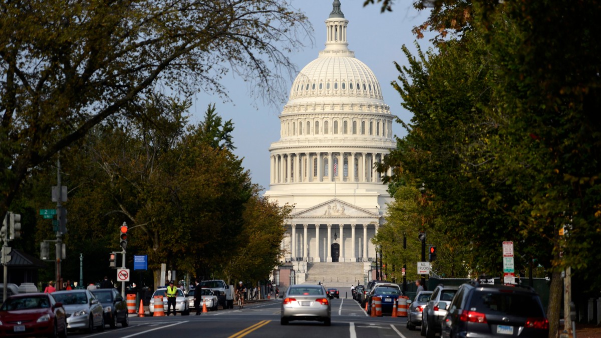 Rząd USA czwarty dzień funkcjonuje bez ustawy budżetowej. Pod Kapitolem niezadowolenie demonstrowali wysłani na bezpłatne urlopu urzędnicy. Wobec braku postępu Demokraci przygotowują proceduralny manewr by zmusić Republikanów do przezwyciężenia impasu.