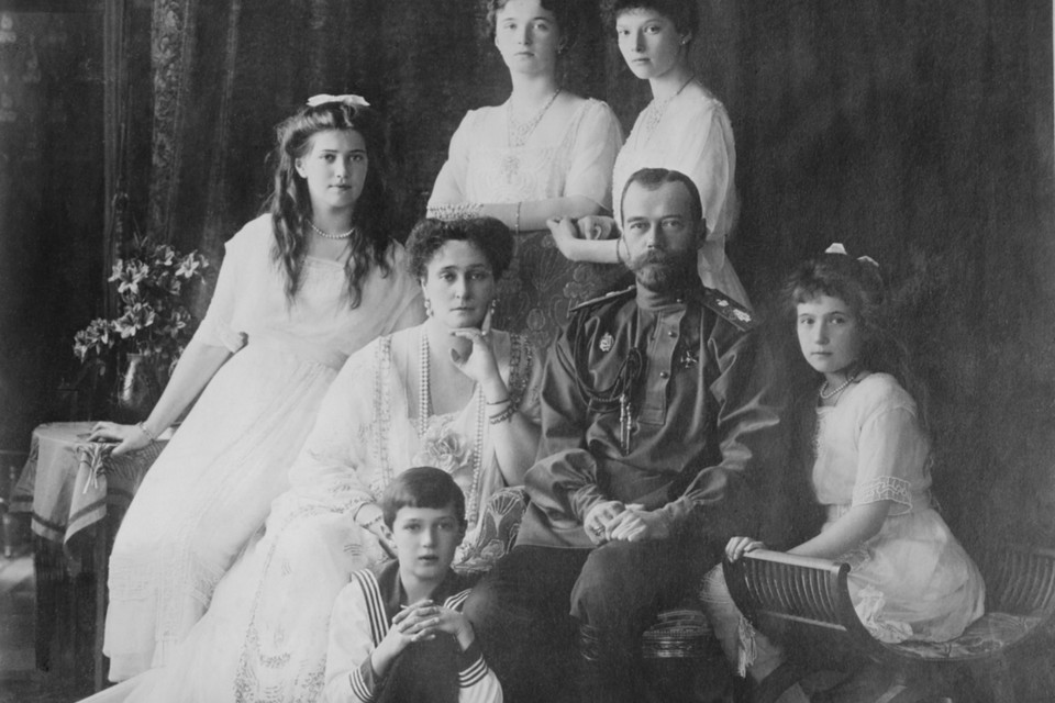 Mikołaj II, jego żona, Aleksandra Fiodorowna, i dzieci: Olga, Tatiana, Maria, Anastazja i Aleksy. Zdjęcie zrobiono w 1913 roku