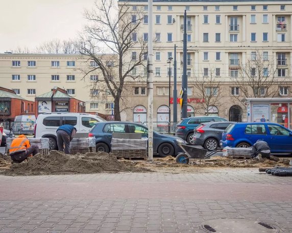 Nadmiar betonu znika z Warszawy. Kolejne ulice rozpłytowane!