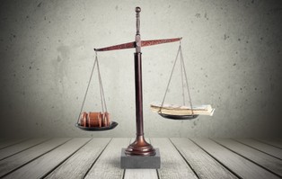 Ile naprawdę zarabiają sędziowie w Polsce?