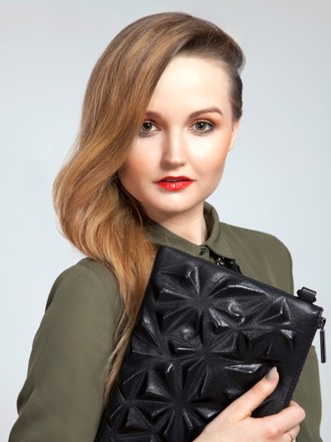 Kobieta o typie urody JESIEŃ w makijażu wieczorowym