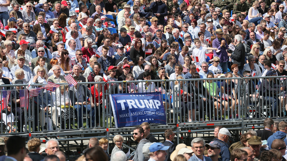 Ludzie czekają w długich kolejkach, by wejść na pl. Krasińskich, gdzie o godz. 13 prezydent USA wygłosi przemówienie. Niektórzy, by posłuchać Donalda Trumpa, przyjechali z innych miast, część musiała wyjechać w nocy.