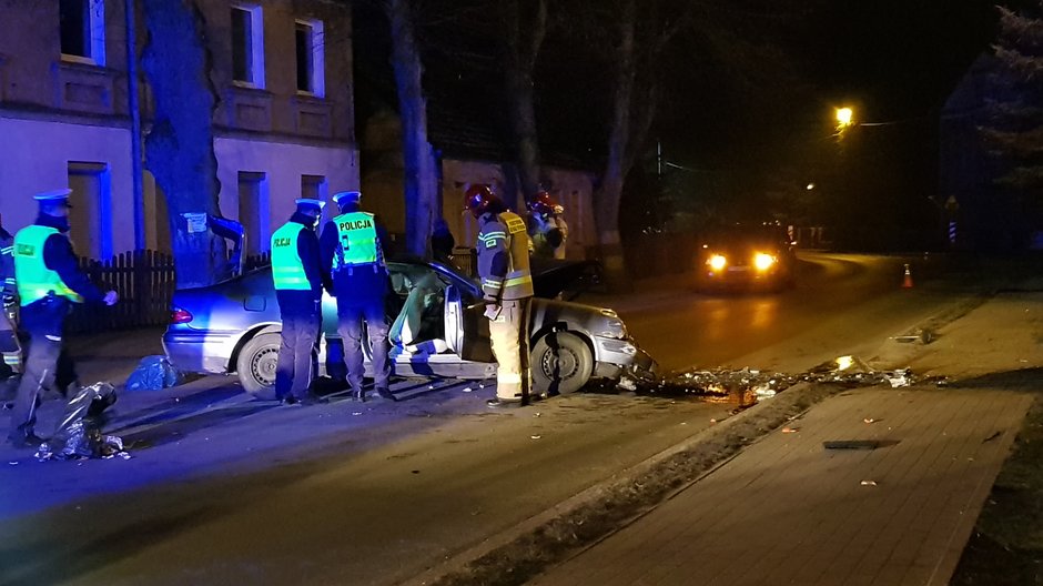 Wypadek mercedesa w Deszcznie