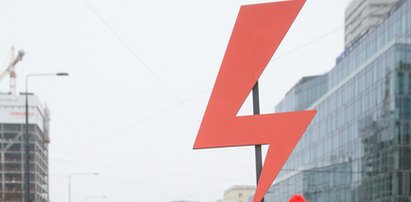 Policja przetrzepała jej samochód. Powód? Błyskawica na masce