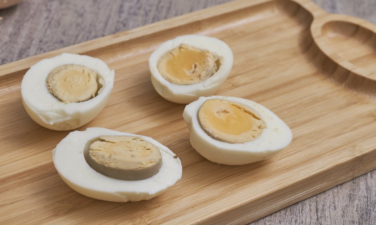 Dlaczego wokół żółtka jajka pojawia się sina obwódka? Naukowiec wyjaśnia zjawisko